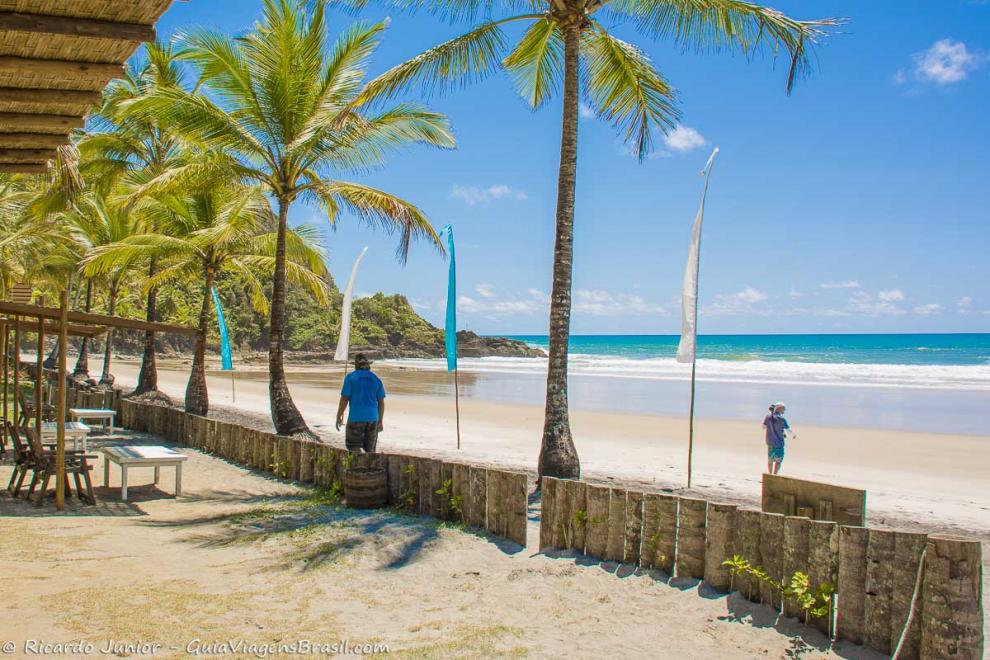 Imagem de um guia e fotografo admirando o mar maravilhoso da Praia de Itacarezinho.